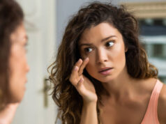 Exercice de yoga facial pour drainer les poches des yeux le matin en une minute. Exercice de yoga facial pour drainer les poches des yeux le matin en une minute.