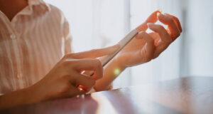 Tu dois donc choisir le tien en fonction de ton type d’ongle. Tu dois donc choisir le tien en fonction de ton type d'ongle.